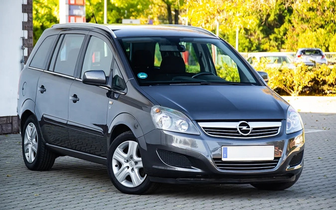 Opel Zafira cena 20900 przebieg: 220000, rok produkcji 2010 z Golub-Dobrzyń małe 781